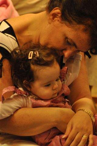 kislány ül az anyukája ölében