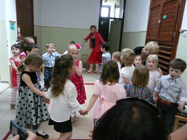 óvodás gyerekek játszanak az óvónénivel