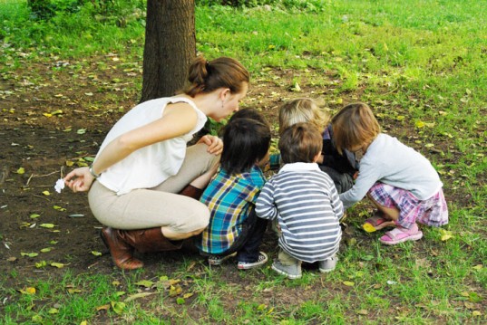 Elea-Children-In-Garden-Sm-537x359