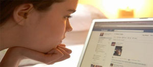 kislány számítógépezik