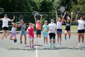 gyerekek teniszütőkkel