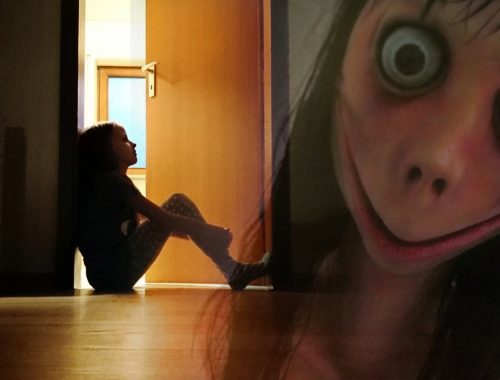 kislány ül az ajtóban, ijesztő fej