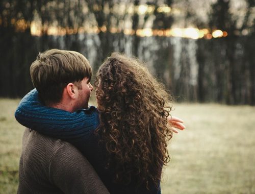fiatal pár átöleli egymást