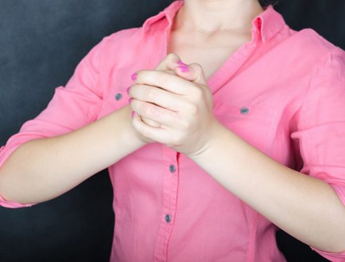 rózsaszín inges nő