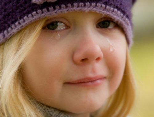 könnyes szemű kislány