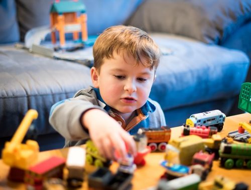 kisfiú a játékaival