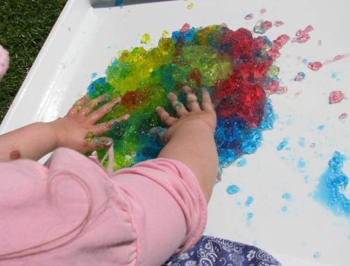 kisgyerek zselével játszik