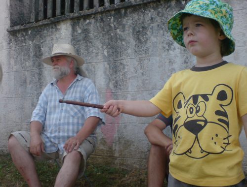 kisfiú tigrises pólóban