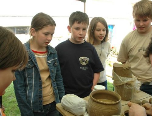 gyerekek kézműveskednek