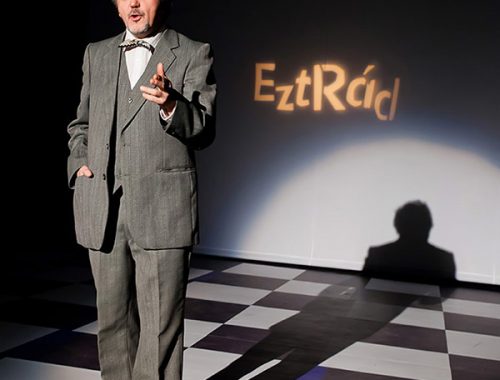 férfi kockás színpadon