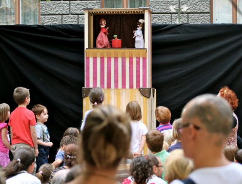 bábozást néző gyerekek