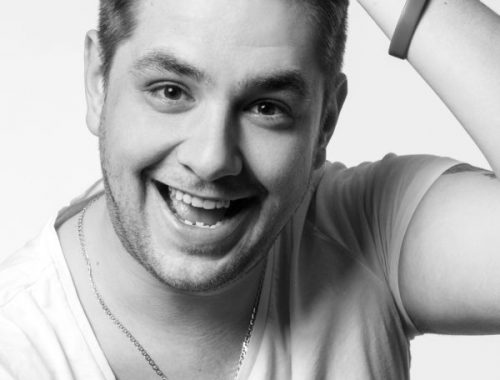 nevető férfi, fekete-fehér