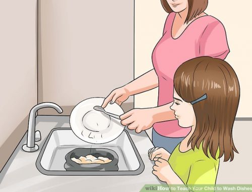 rajz egy anyukáról, aki a lányával mosogat