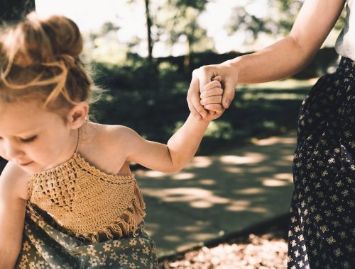 kisgyerek sétál az anyukájával