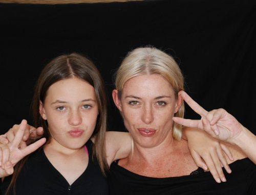 anya lánya átkarolják egymást