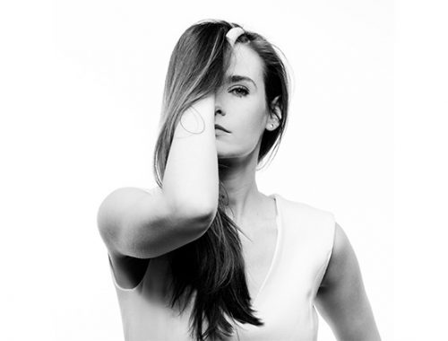 hosszú hajú nő beletúr a hajába