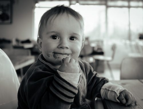 maszatos arcú kisfiú