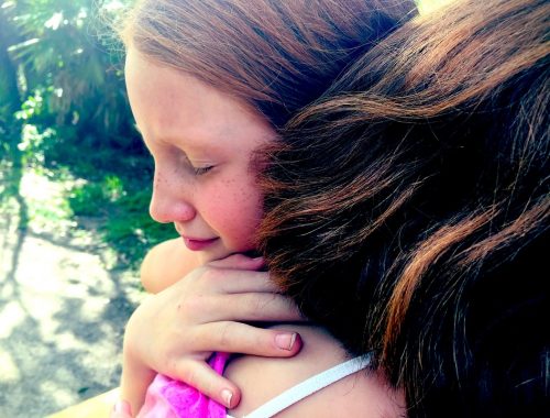 kislányok megölelik egymást