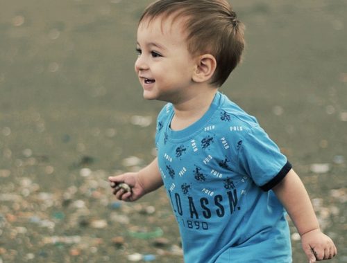 kék pólós kisfiú kaviccsal