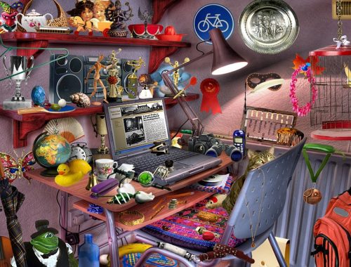 asztal és szék tele játékokkal