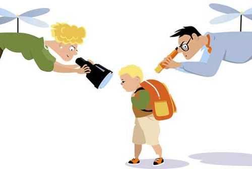 rajz egy apukáról és anyukáról, akik nagyítóval nézik a fiúkat