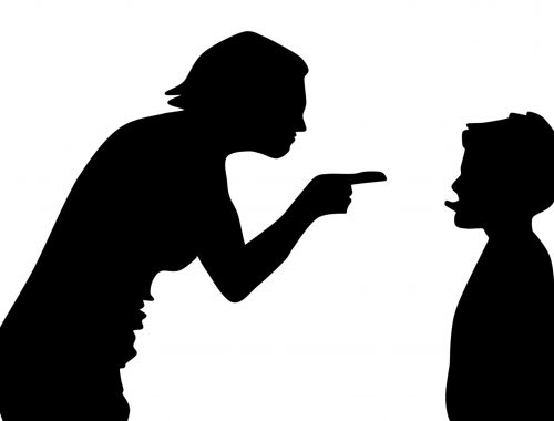 anyuka szidja a fiát