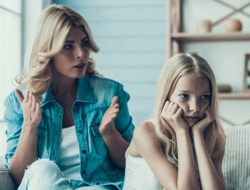 kislány hátat fordít az anyukájának