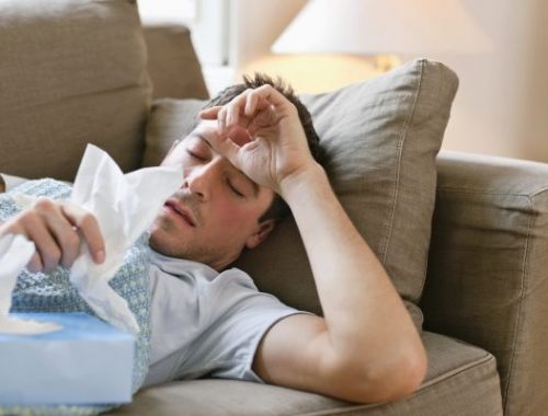 náthás férfi zsebkendővel