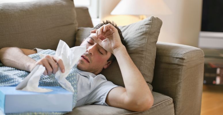 náthás férfi zsebkendővel