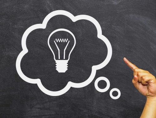 kéz villanykörtével