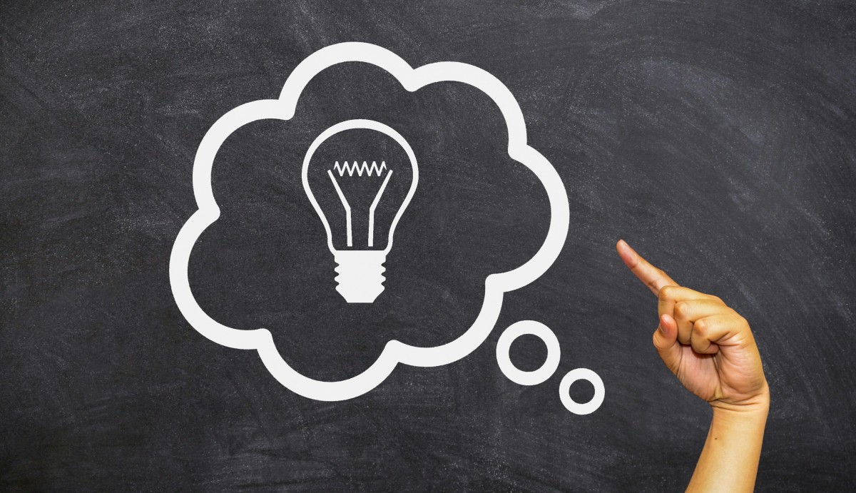 kéz villanykörtével