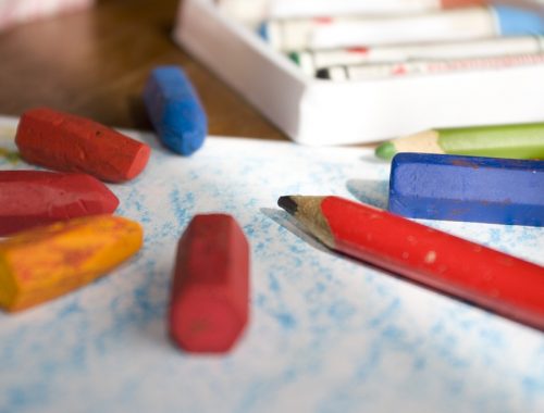 ceruzák papírral és zsírkrétával