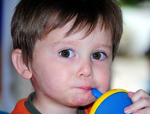 kisfiú iszik szívószállal