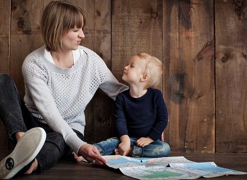 kisfiú grimaszol az anyukájával