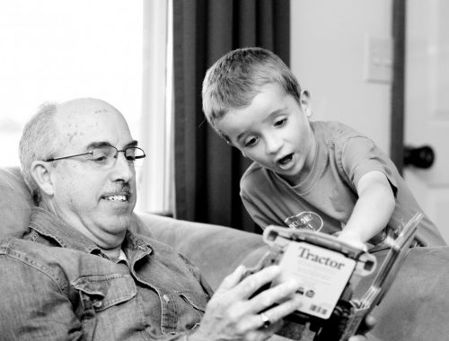 kisfiú könyvet olvas az apukájával