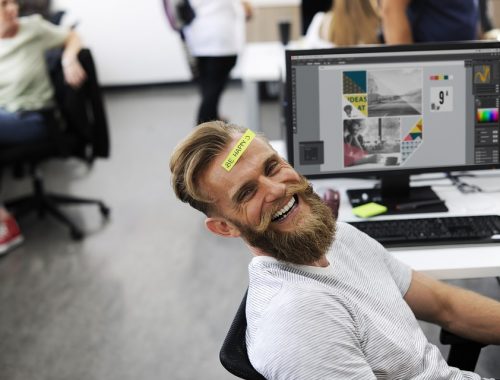 nevető szakállas férfi