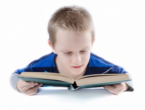 olvasó kisgyerek