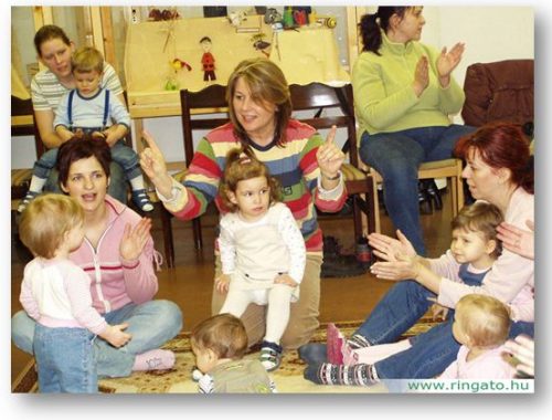 gyerekek az anyukájukkal