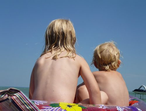 gyerekek a tengerparton vízibiciklivel