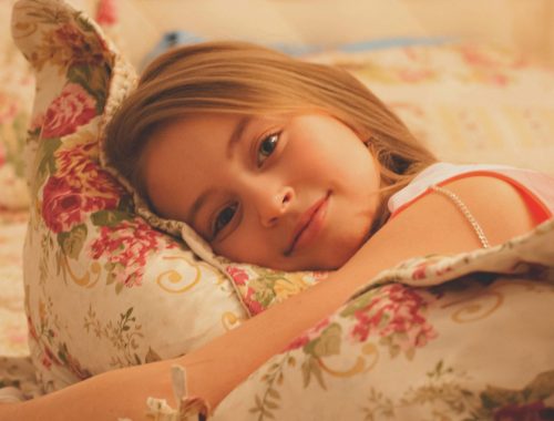 kislány virágos párnával