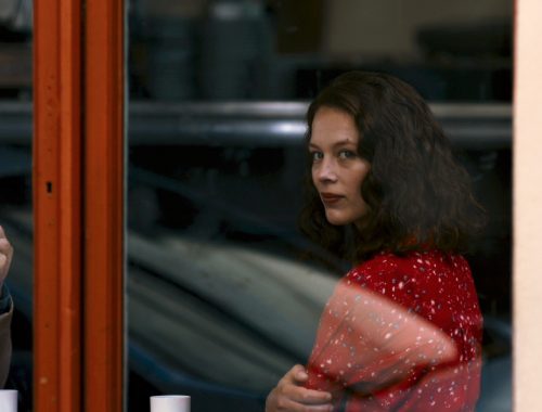 ablakon kinéző nő ül férfival