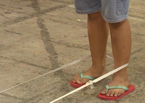 gyerek papucsban ugrálógumival