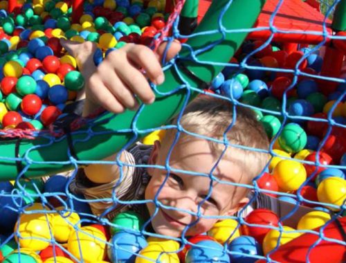 kisfiú műanyag labdákkal