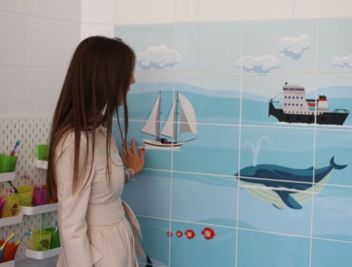 nő a fürdőszobában mintás csempével