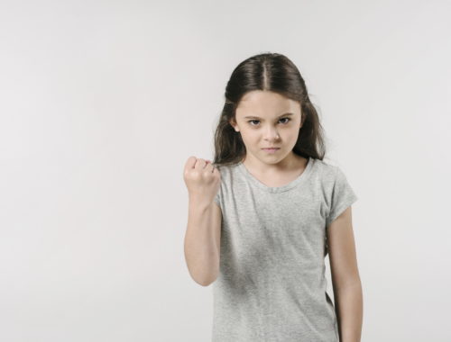 kislány ökölbe szorított kézzel