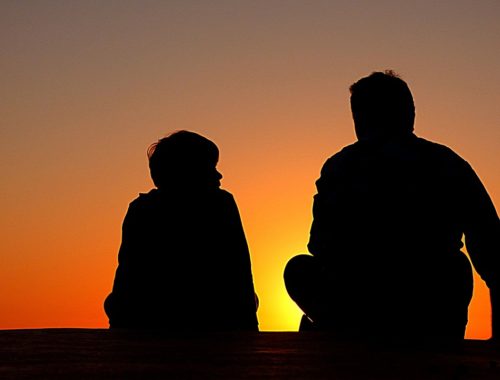 apuka beszélget a fiával a Naplementében