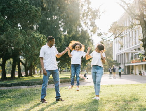 család sétál a parkban