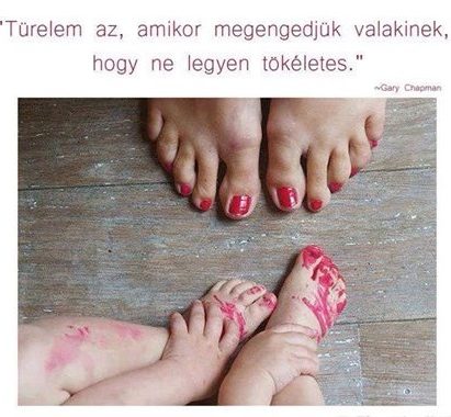 kislány és anyukája körmöt festenek