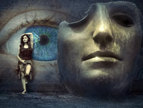 nő a háttérben egy szemmel és maszkkal