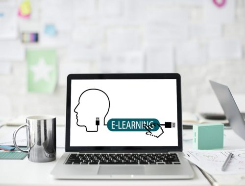 e-learning felirat egy laptopon